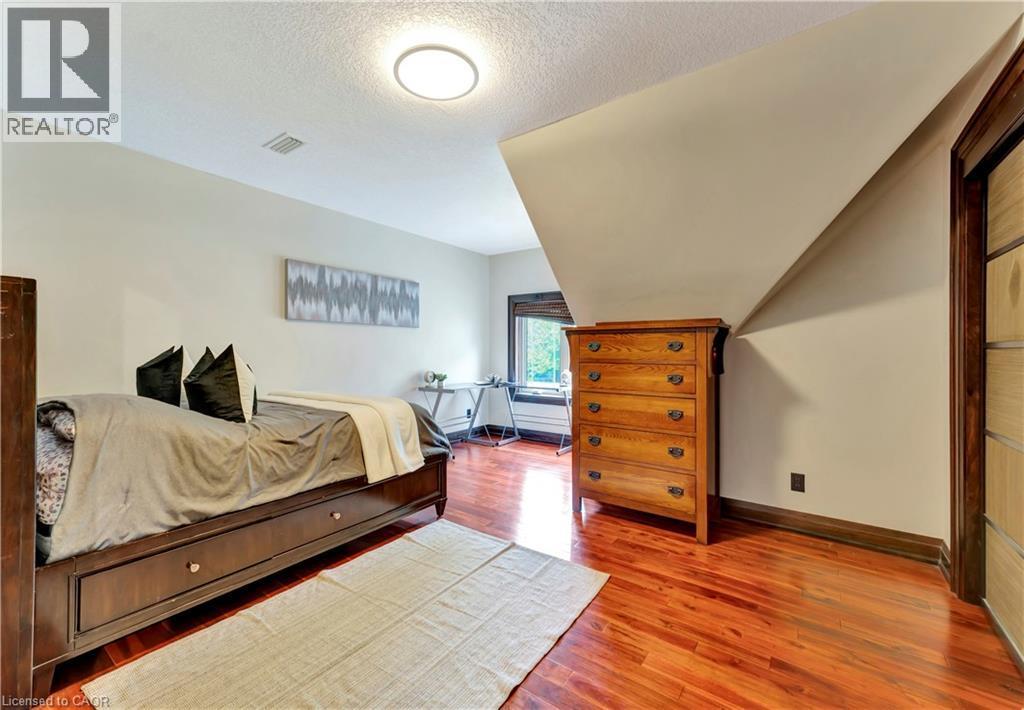 












11 MAPLE HILL Drive

,
Kitchener,




Ontario
N2M2R7

