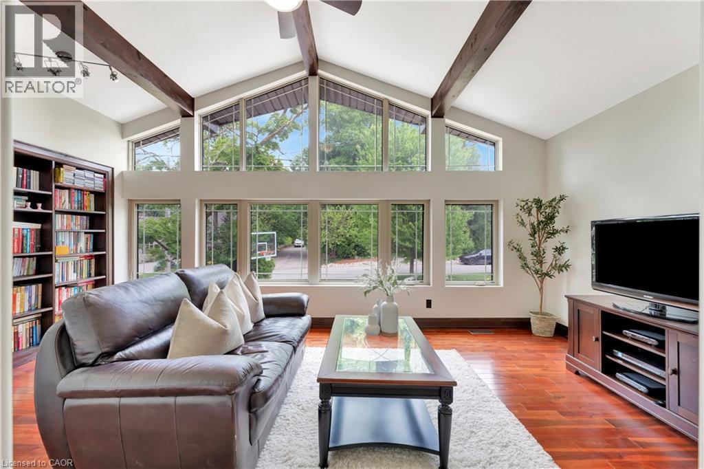 












11 MAPLE HILL Drive

,
Kitchener,




Ontario
N2M2R7

