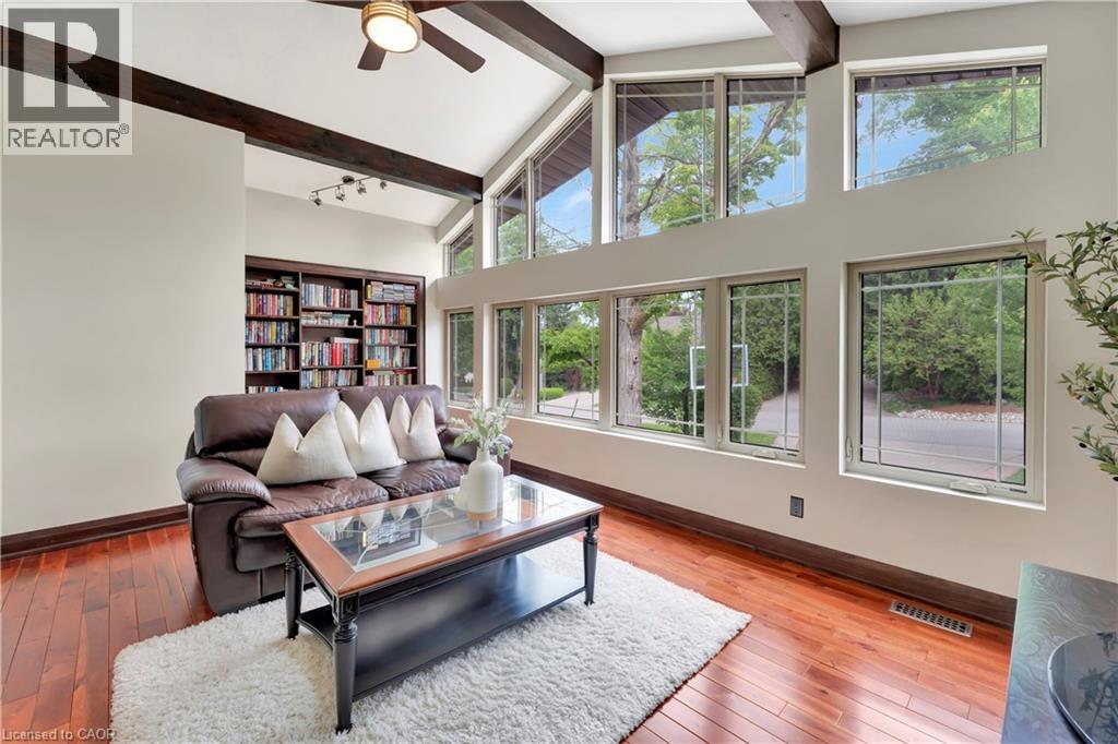 












11 MAPLE HILL Drive

,
Kitchener,




Ontario
N2M2R7

