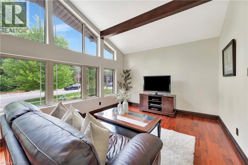 












11 MAPLE HILL Drive

,
Kitchener,




Ontario
N2M2R7

