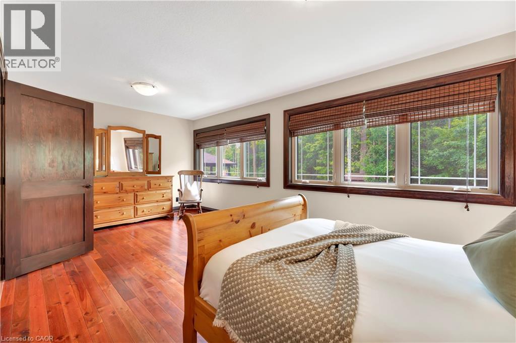 












11 MAPLE HILL Drive

,
Kitchener,




Ontario
N2M2R7

