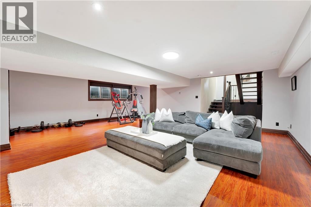 












11 MAPLE HILL Drive

,
Kitchener,




Ontario
N2M2R7

