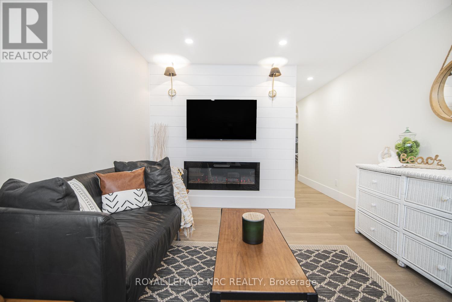 












385 WESTWOOD AVENUE

,
Fort Erie (Crystal Beach),




Ontario
L0S1B0

