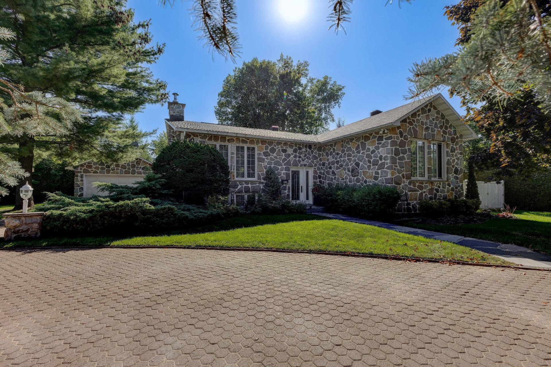 









1491


Rue De Rigaud

,
Saint-Bruno-de-Montarville,




QC
J3V3B8

