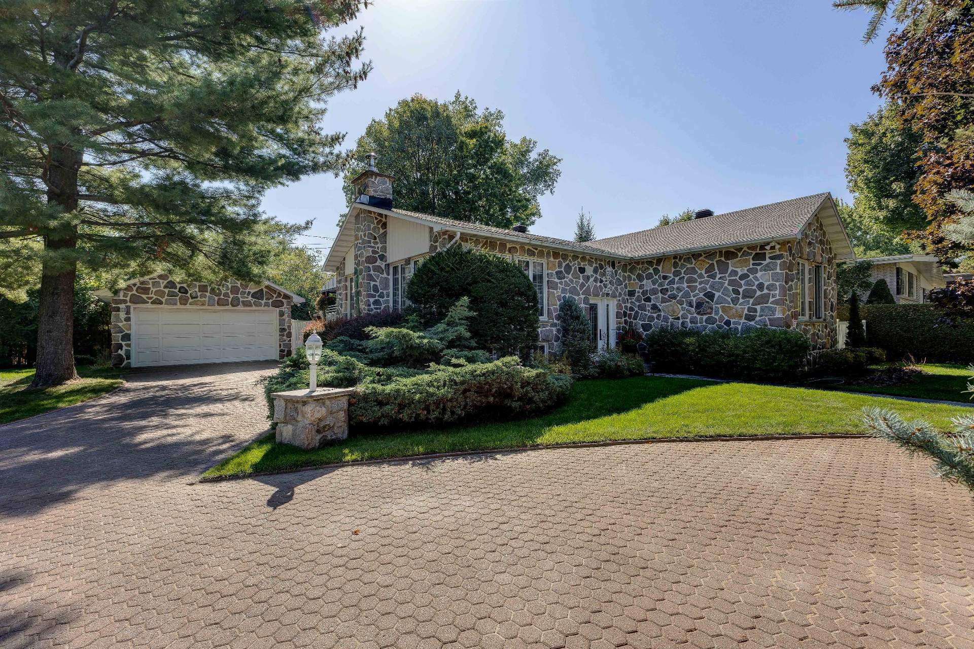 









1491


Rue De Rigaud

,
Saint-Bruno-de-Montarville,




QC
J3V3B8

