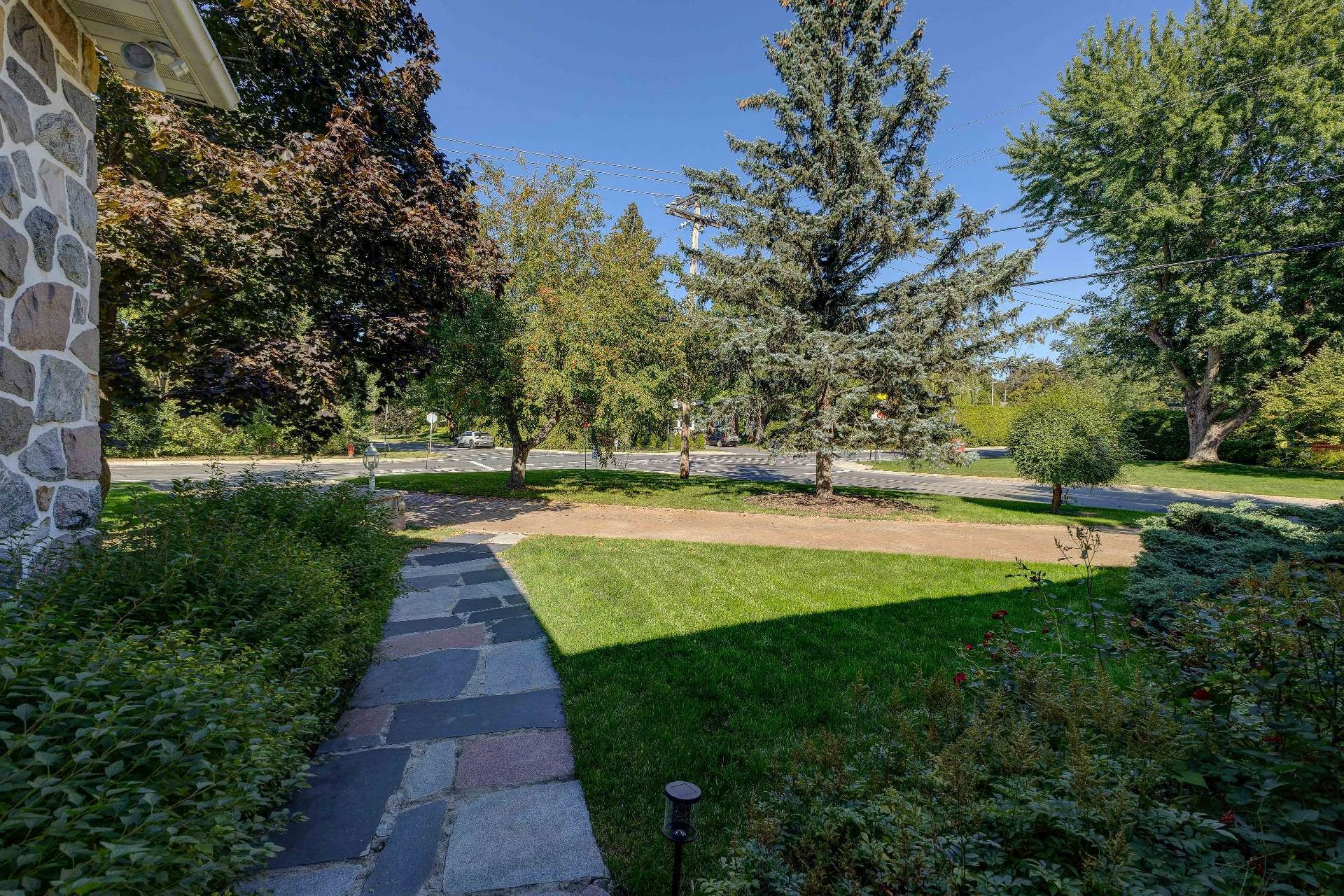 









1491


Rue De Rigaud

,
Saint-Bruno-de-Montarville,




QC
J3V3B8

