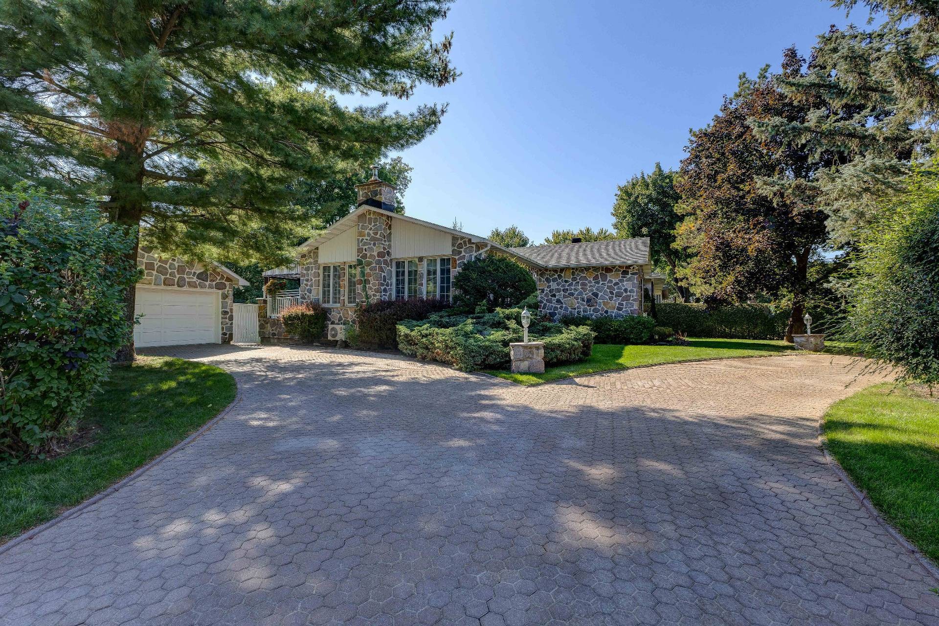 









1491


Rue De Rigaud

,
Saint-Bruno-de-Montarville,




QC
J3V3B8

