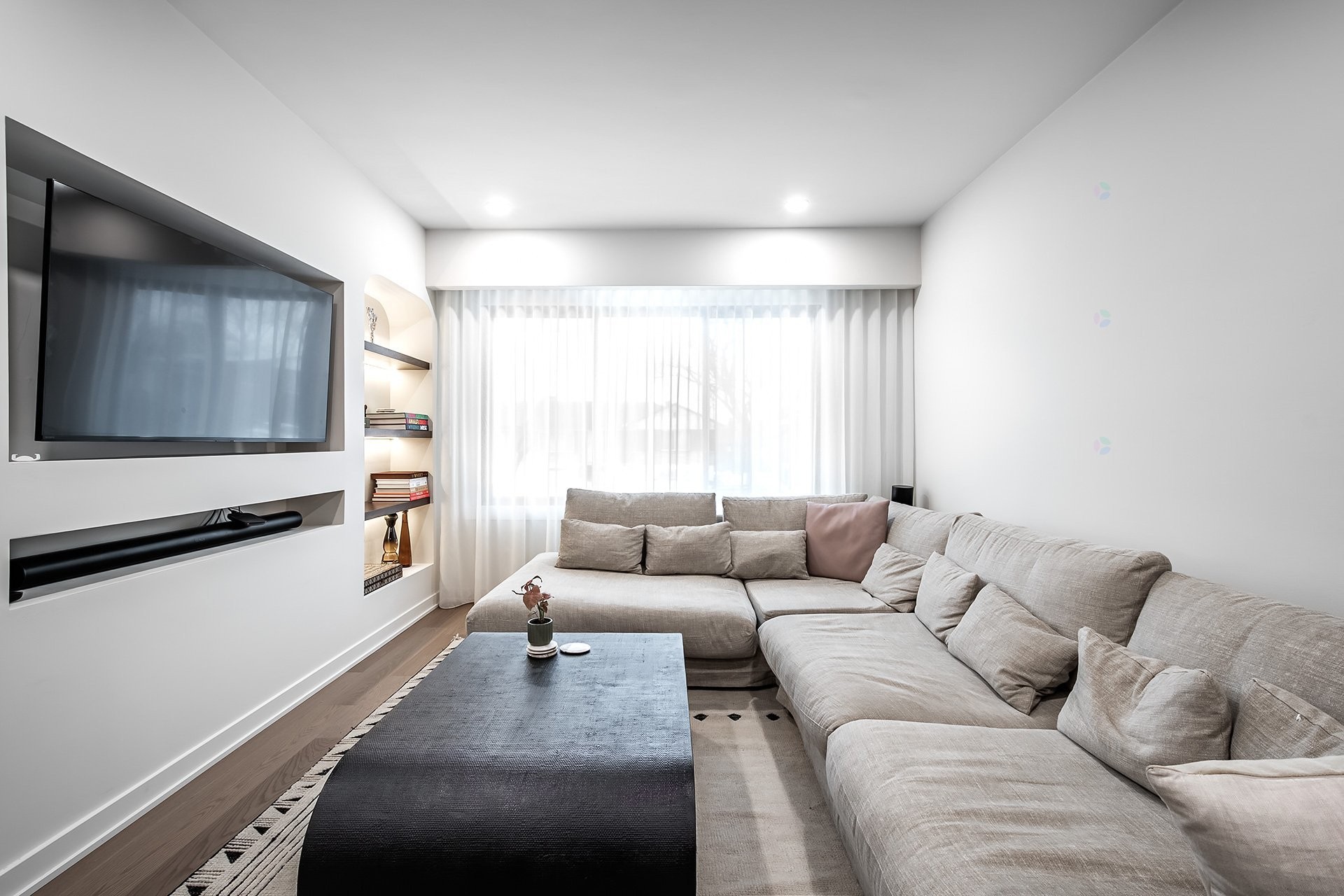 









5758


Av. Wolseley

,
Côte-Saint-Luc,




QC
H4W2L7

