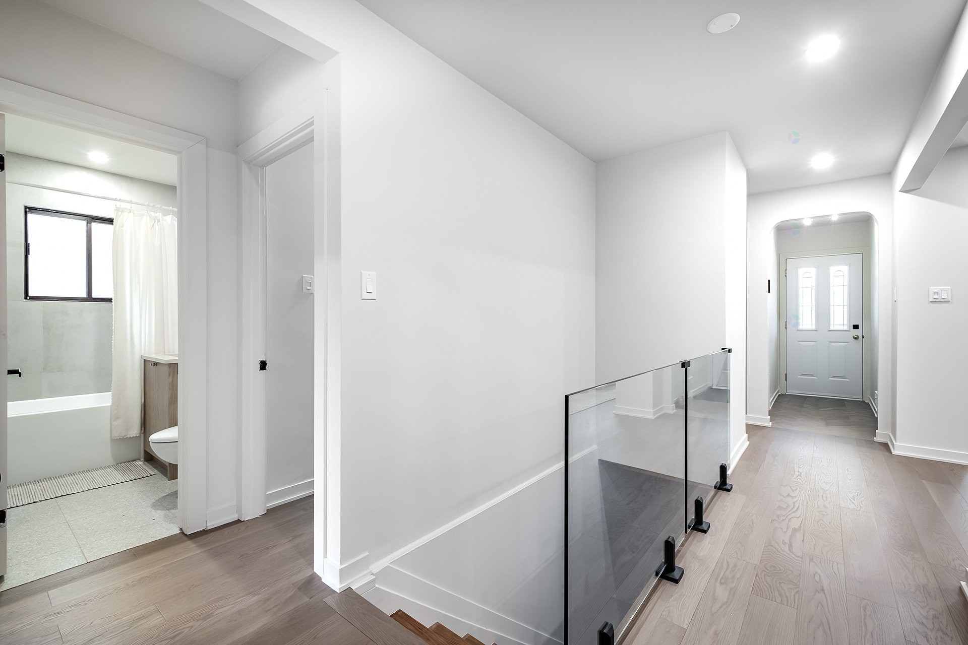 









5758


Av. Wolseley

,
Côte-Saint-Luc,




QC
H4W2L7

