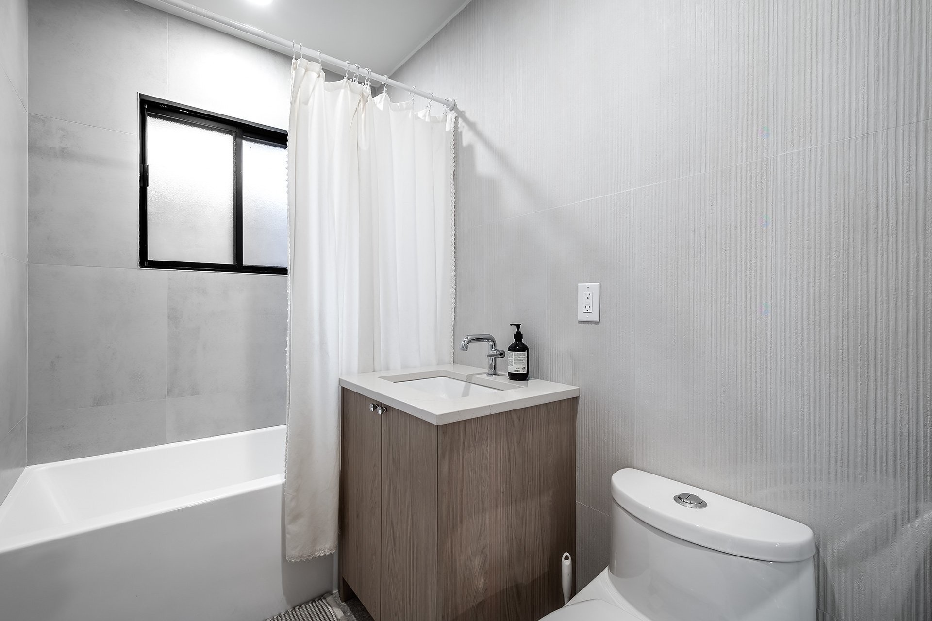 









5758


Av. Wolseley

,
Côte-Saint-Luc,




QC
H4W2L7

