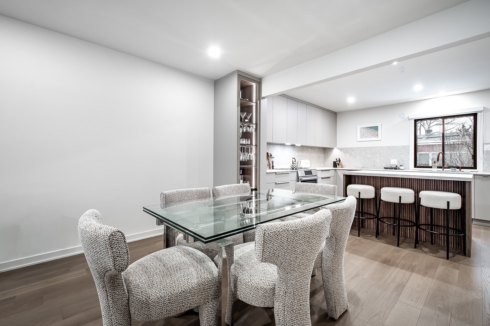 









5758


Av. Wolseley

,
Côte-Saint-Luc,




QC
H4W2L7

