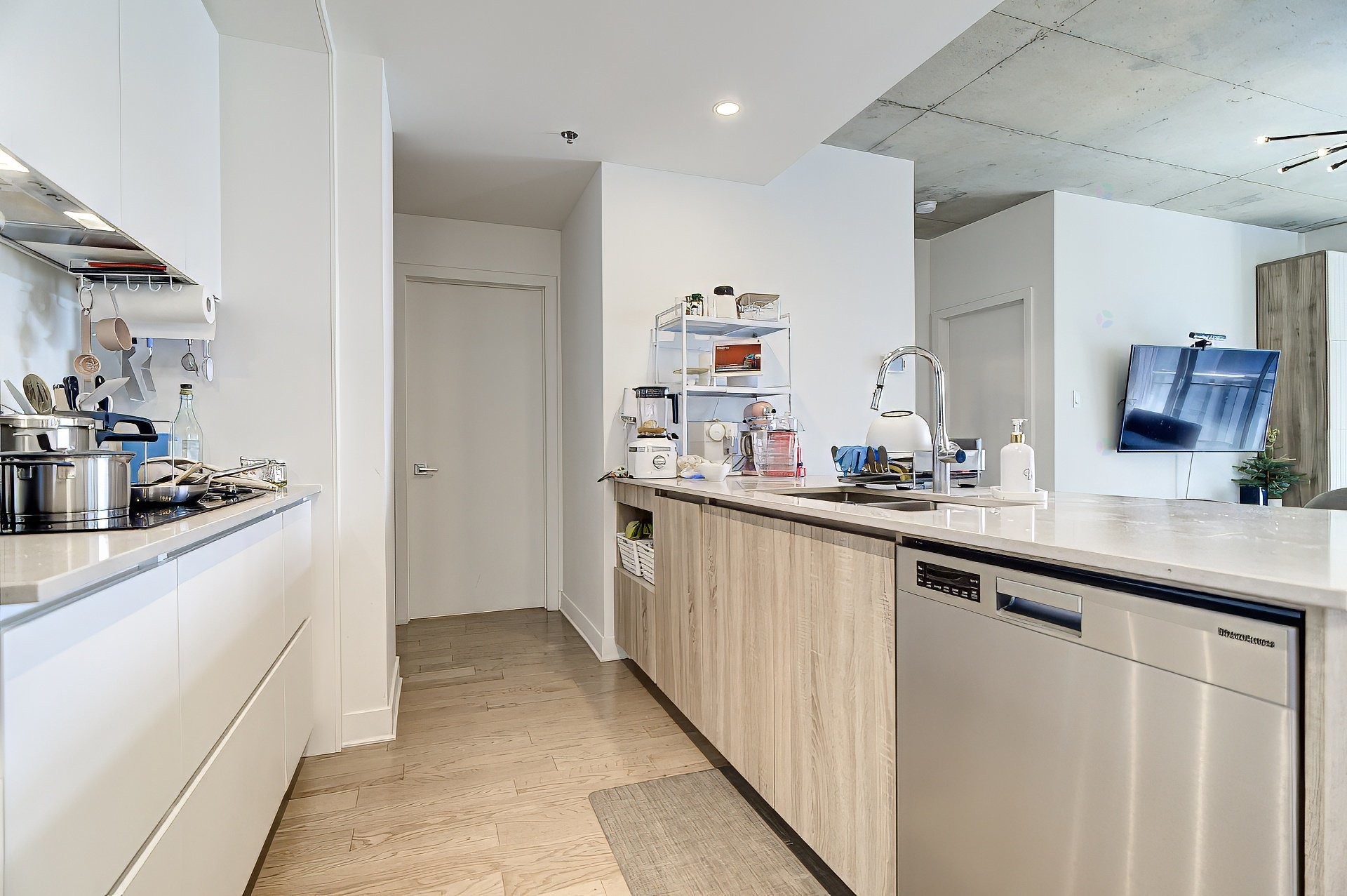 









5905


Boul. du Quartier

, 612,
Brossard,




QC
J4Z0R7

