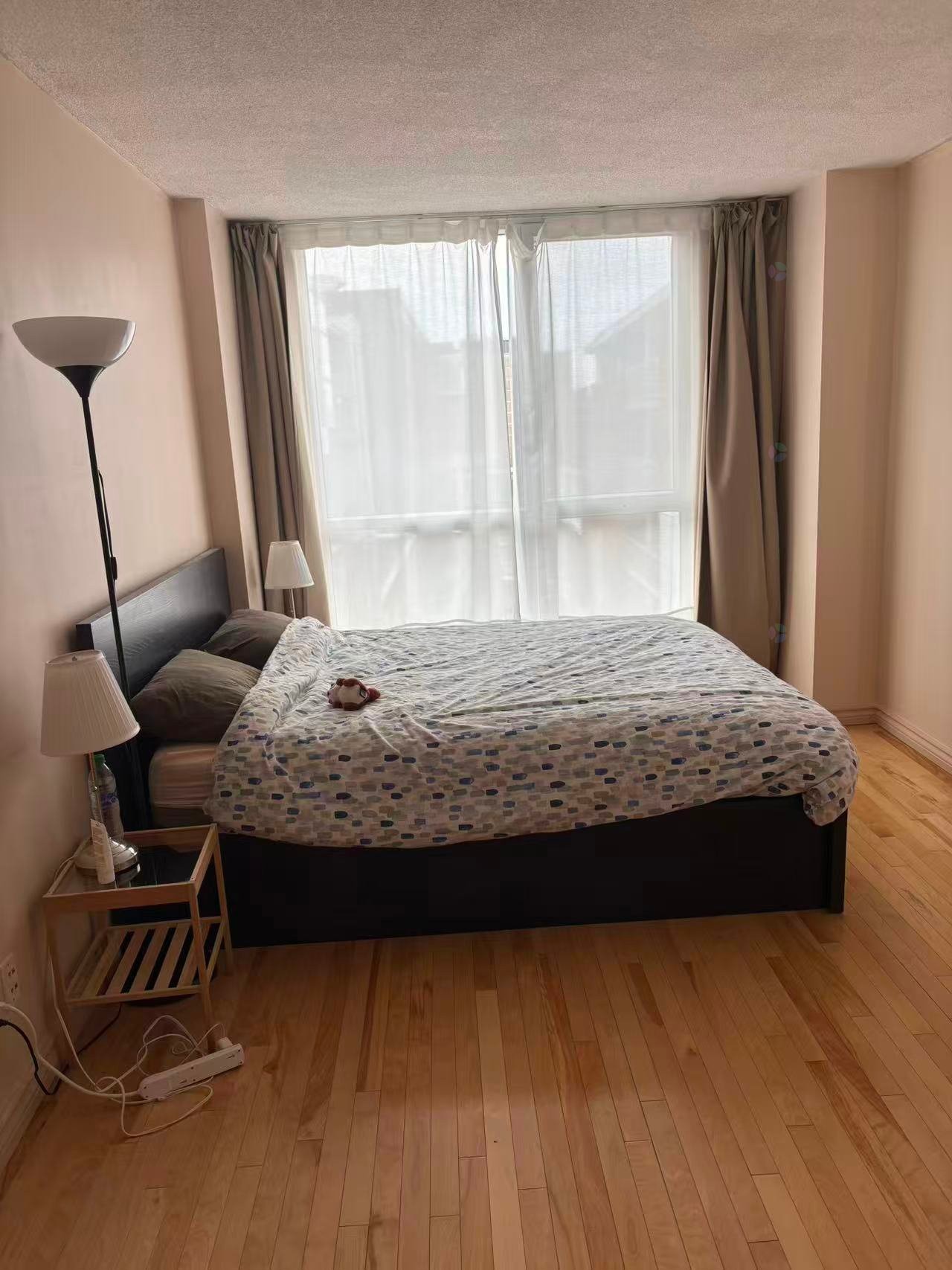 









98


Rue Charlotte

, 662,
Montréal (Ville-Marie),




QC
H2X3V2

