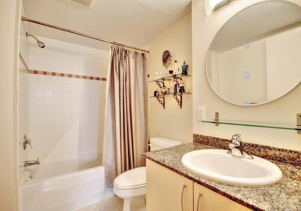 









98


Rue Charlotte

, 662,
Montréal (Ville-Marie),




QC
H2X3V2

