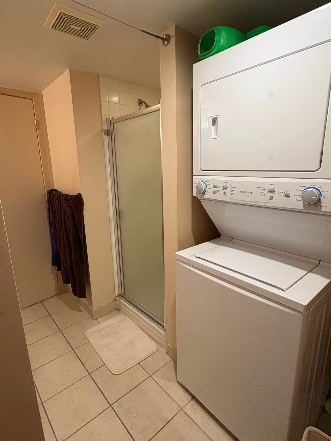 









98


Rue Charlotte

, 662,
Montréal (Ville-Marie),




QC
H2X3V2

