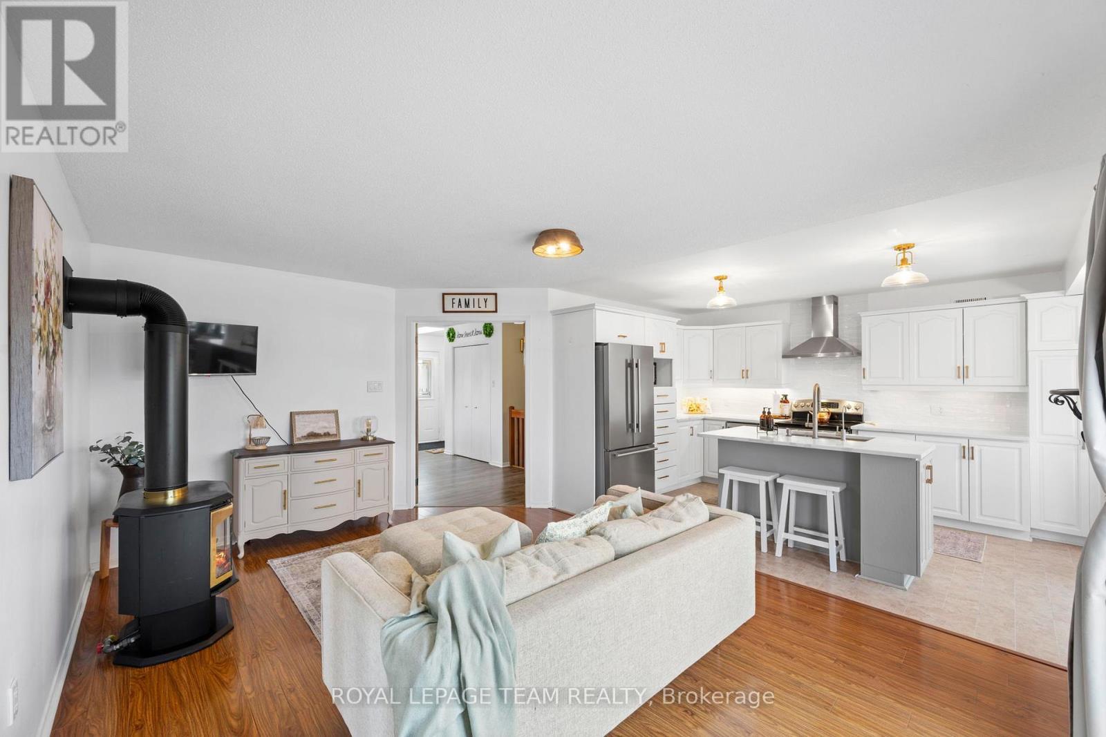 












2090 OLD BIRCH ROAD

,
Ottawa,




Ontario
K0A1X0

