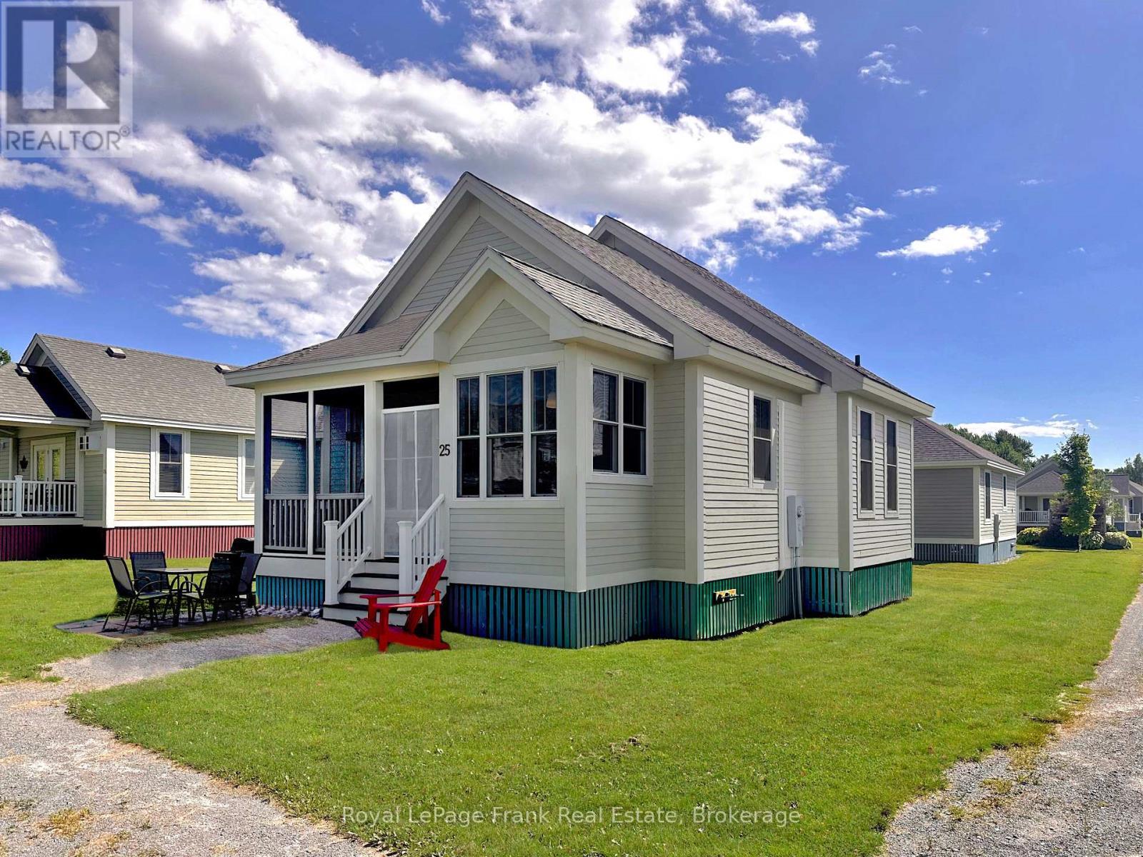 












33 - 25 BUTTERNUT LANE

,
Prince Edward County,







Ontario
K0K1P0

