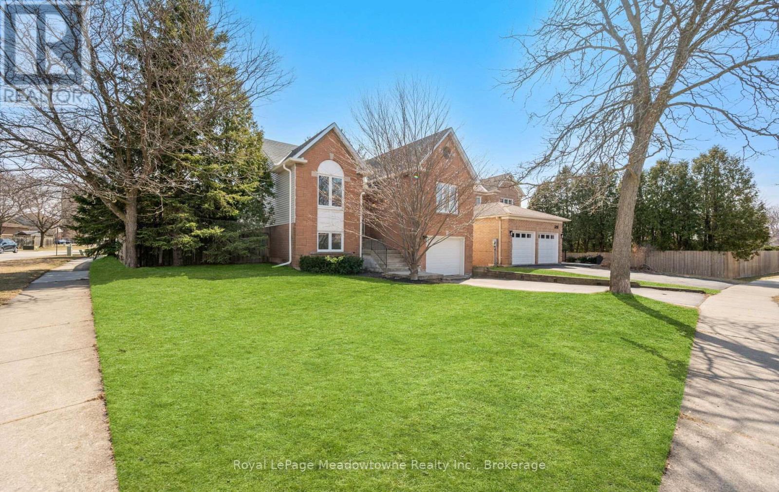 












3 HOUNDTRAIL DRIVE

,
Hamilton (Waterdown),




Ontario
L8B0L8

