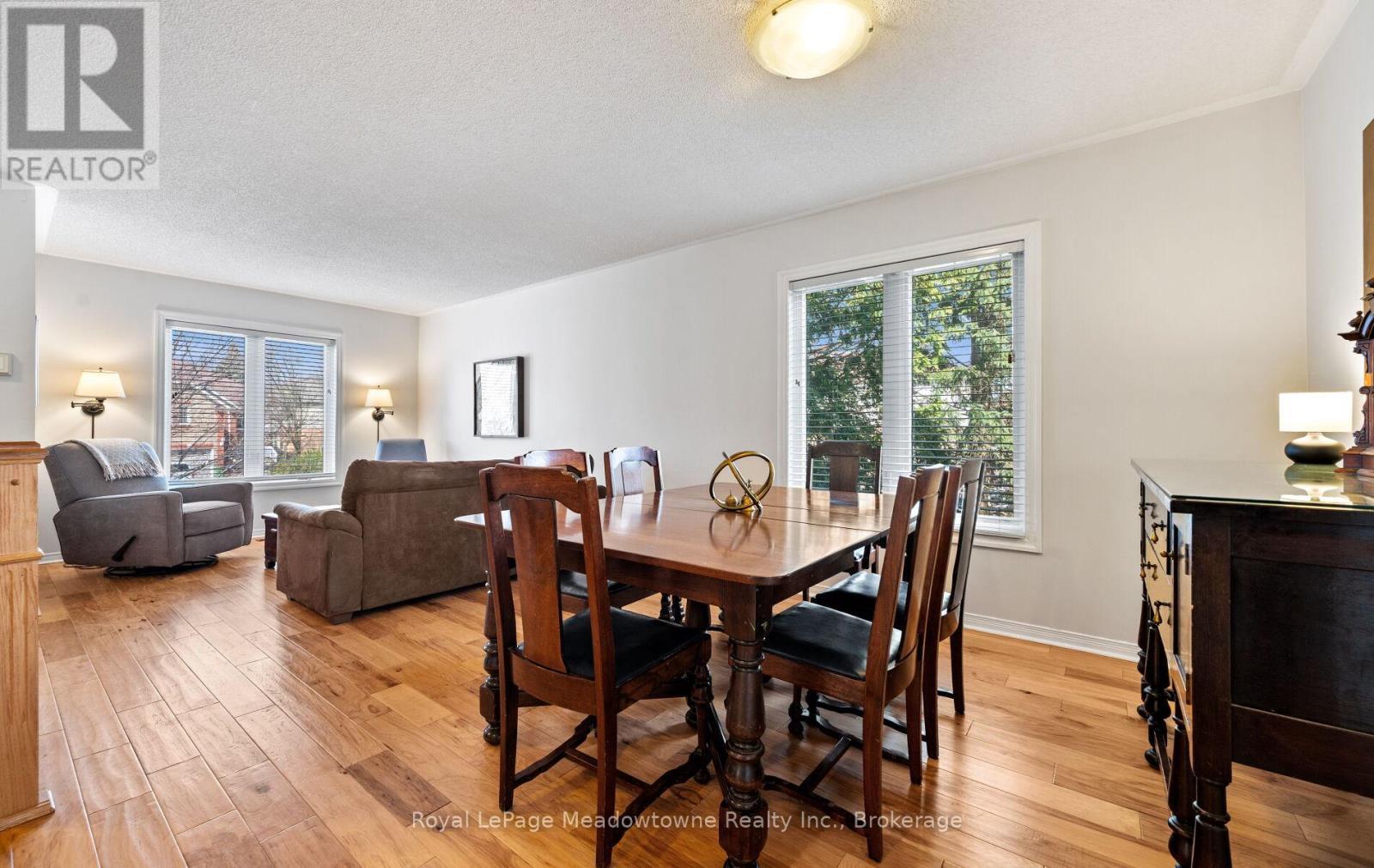 












3 HOUNDTRAIL DRIVE

,
Hamilton (Waterdown),




Ontario
L8B0L8


