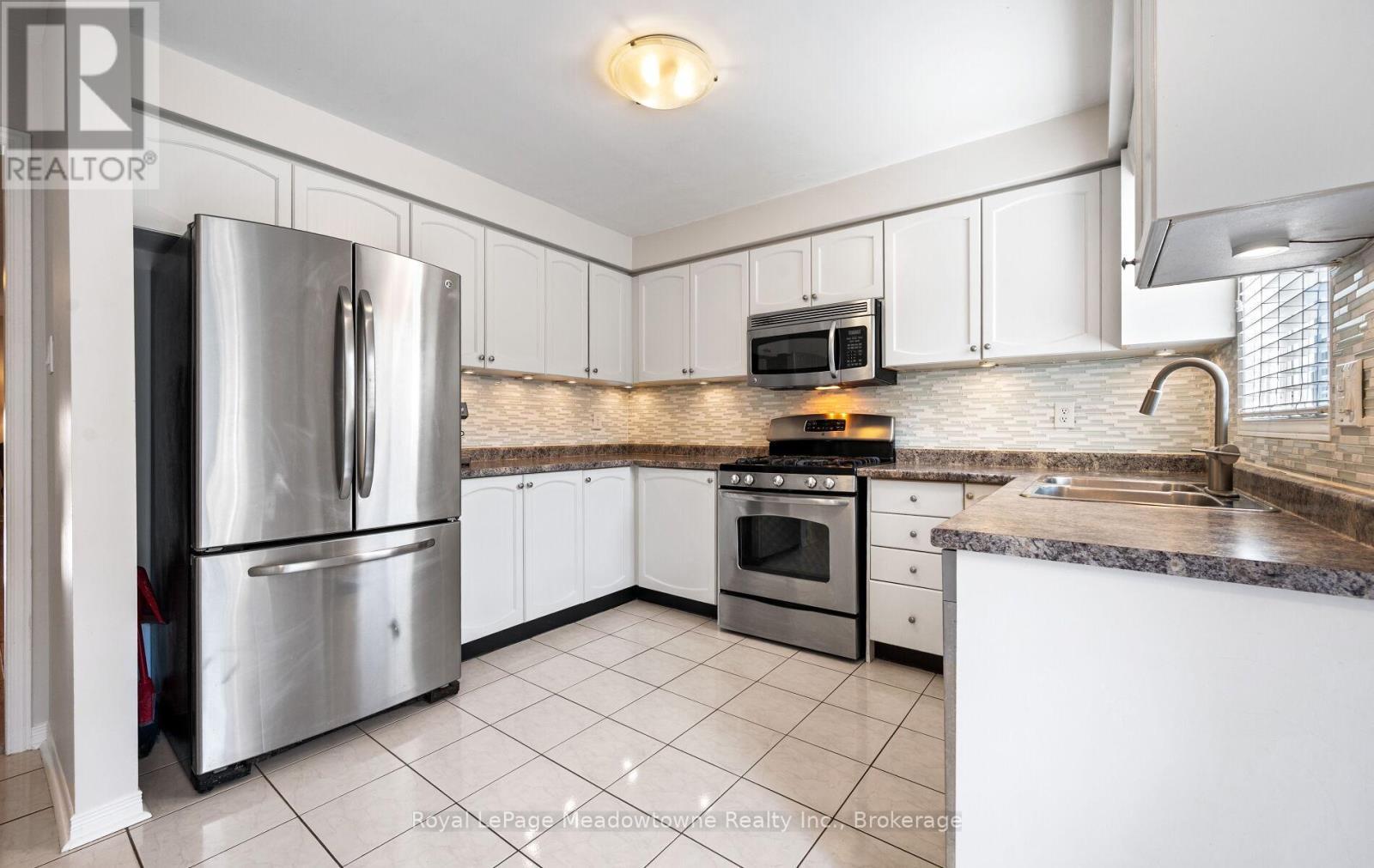












3 HOUNDTRAIL DRIVE

,
Hamilton (Waterdown),




Ontario
L8B0L8

