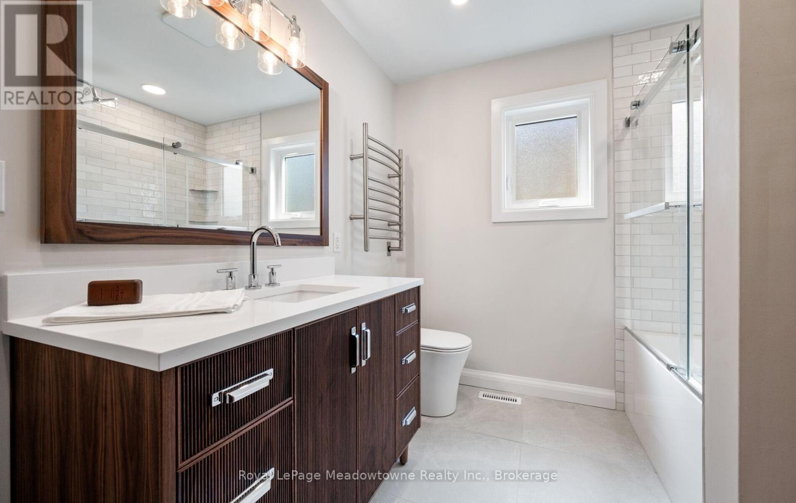 












3 HOUNDTRAIL DRIVE

,
Hamilton (Waterdown),




Ontario
L8B0L8

