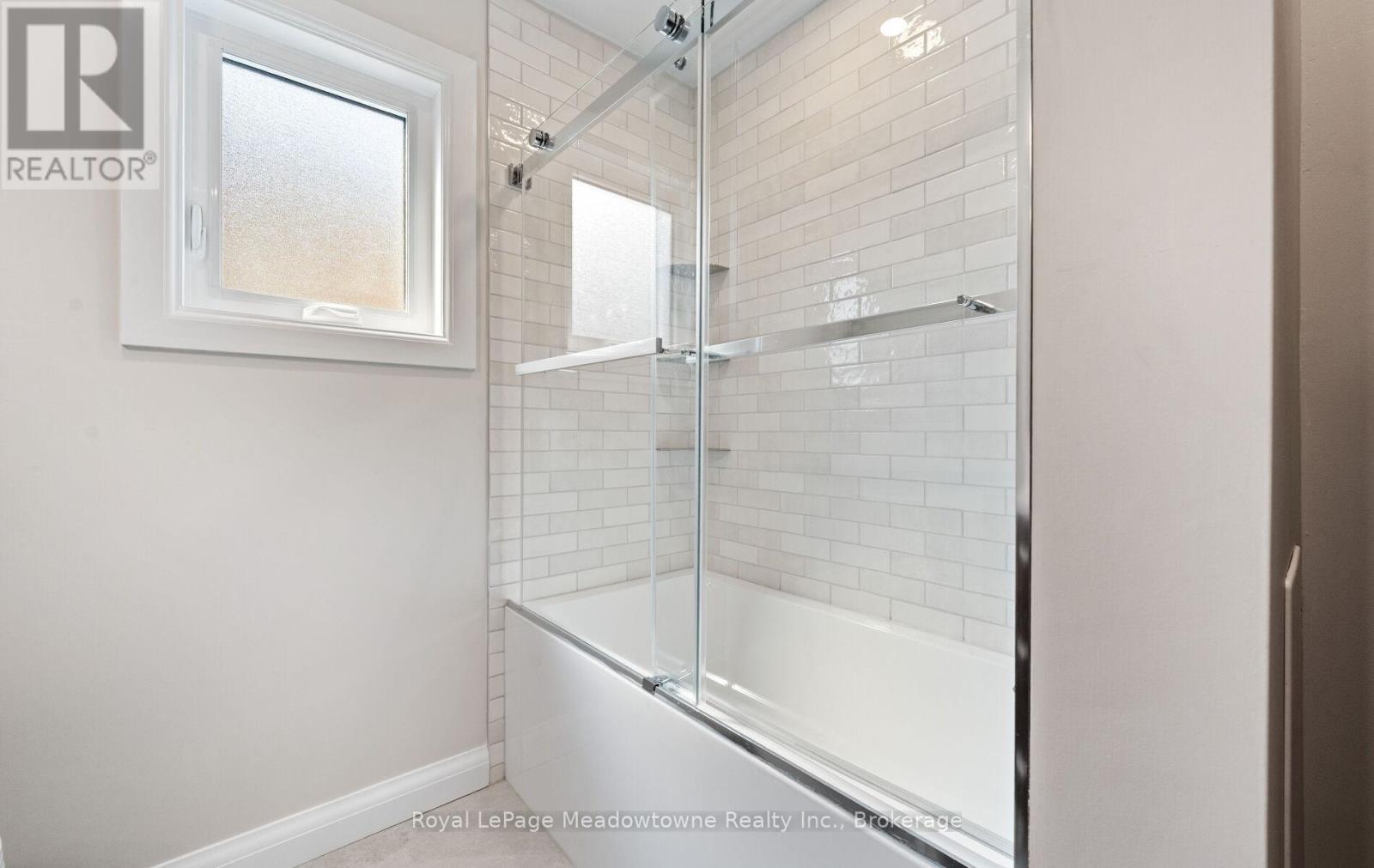












3 HOUNDTRAIL DRIVE

,
Hamilton (Waterdown),




Ontario
L8B0L8

