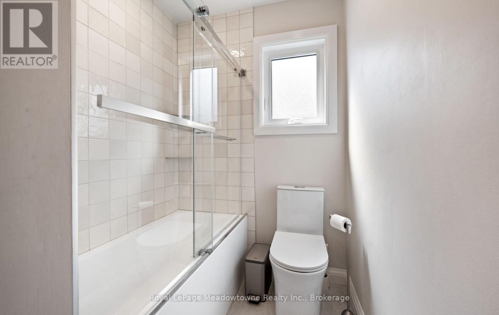 












3 HOUNDTRAIL DRIVE

,
Hamilton (Waterdown),




Ontario
L8B0L8

