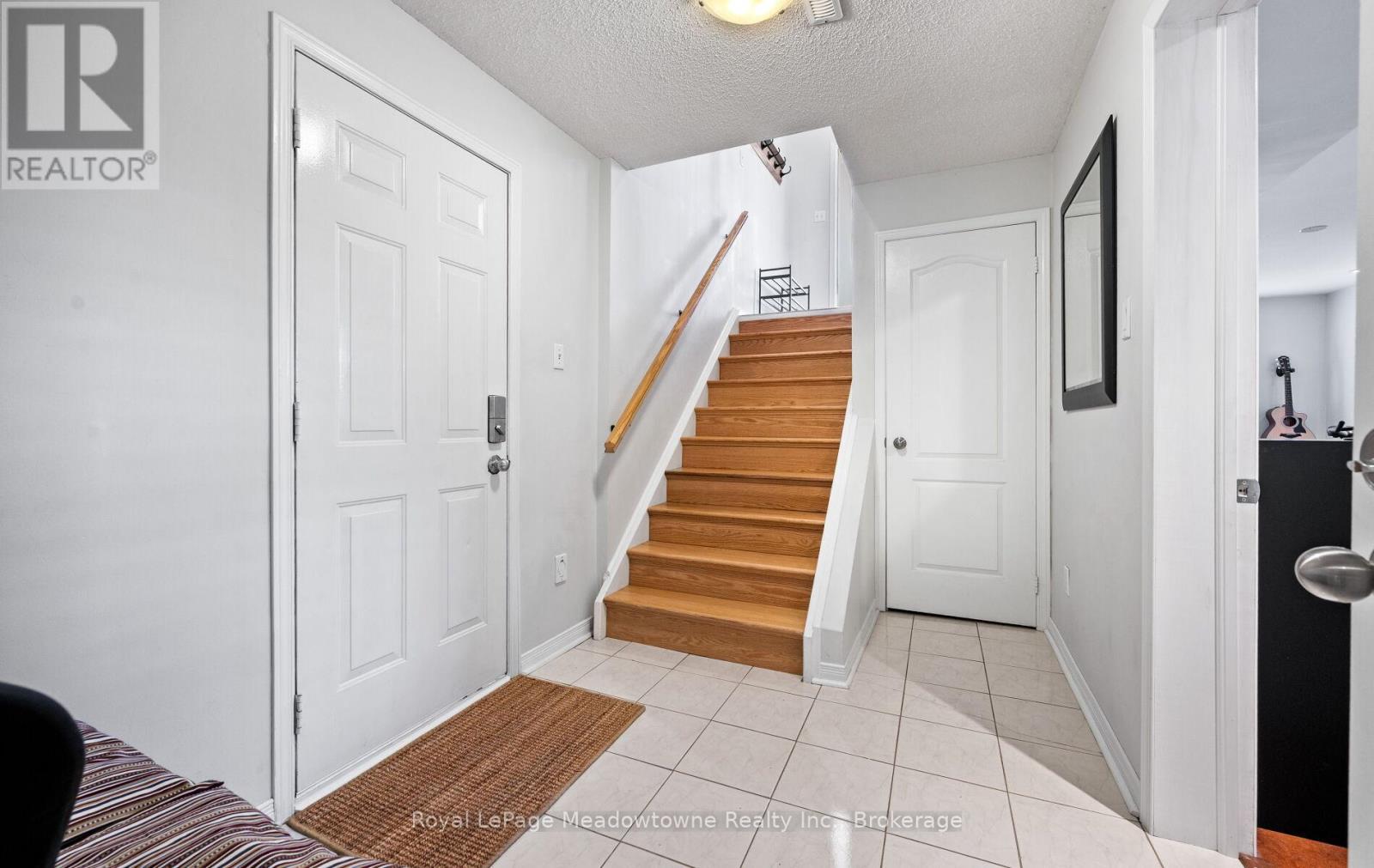 












3 HOUNDTRAIL DRIVE

,
Hamilton (Waterdown),




Ontario
L8B0L8

