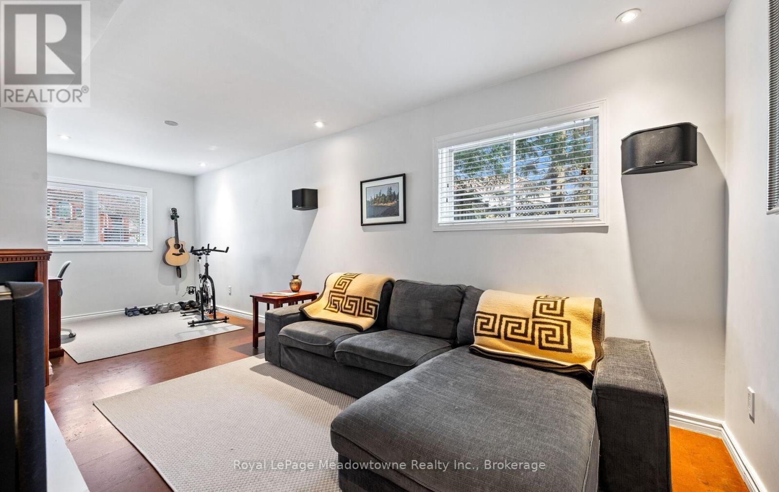 












3 HOUNDTRAIL DRIVE

,
Hamilton (Waterdown),




Ontario
L8B0L8

