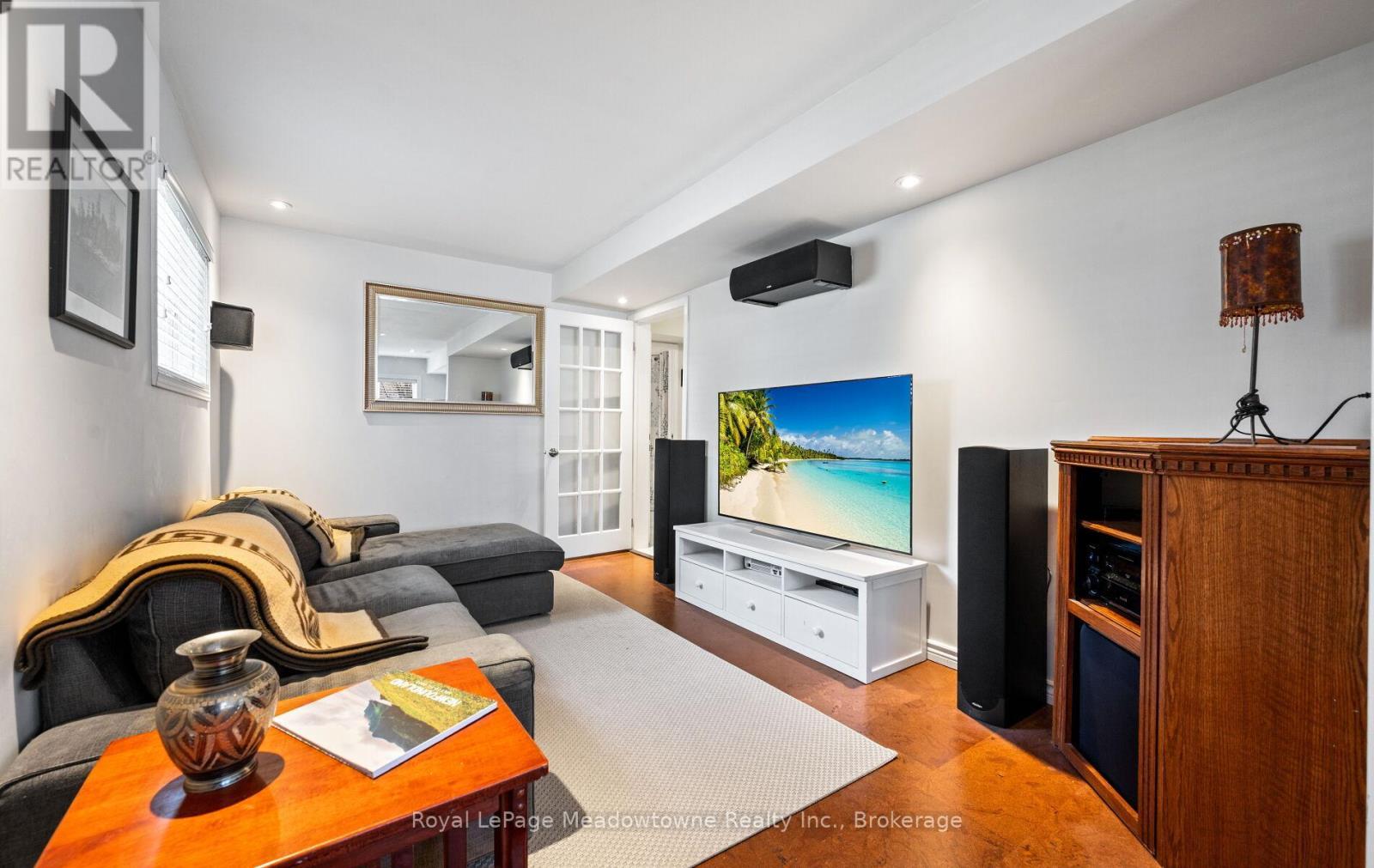 












3 HOUNDTRAIL DRIVE

,
Hamilton (Waterdown),




Ontario
L8B0L8

