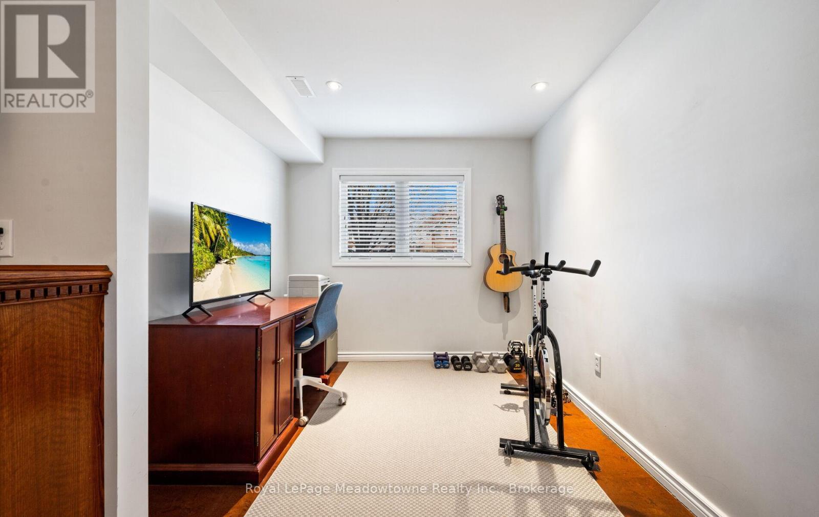 












3 HOUNDTRAIL DRIVE

,
Hamilton (Waterdown),




Ontario
L8B0L8


