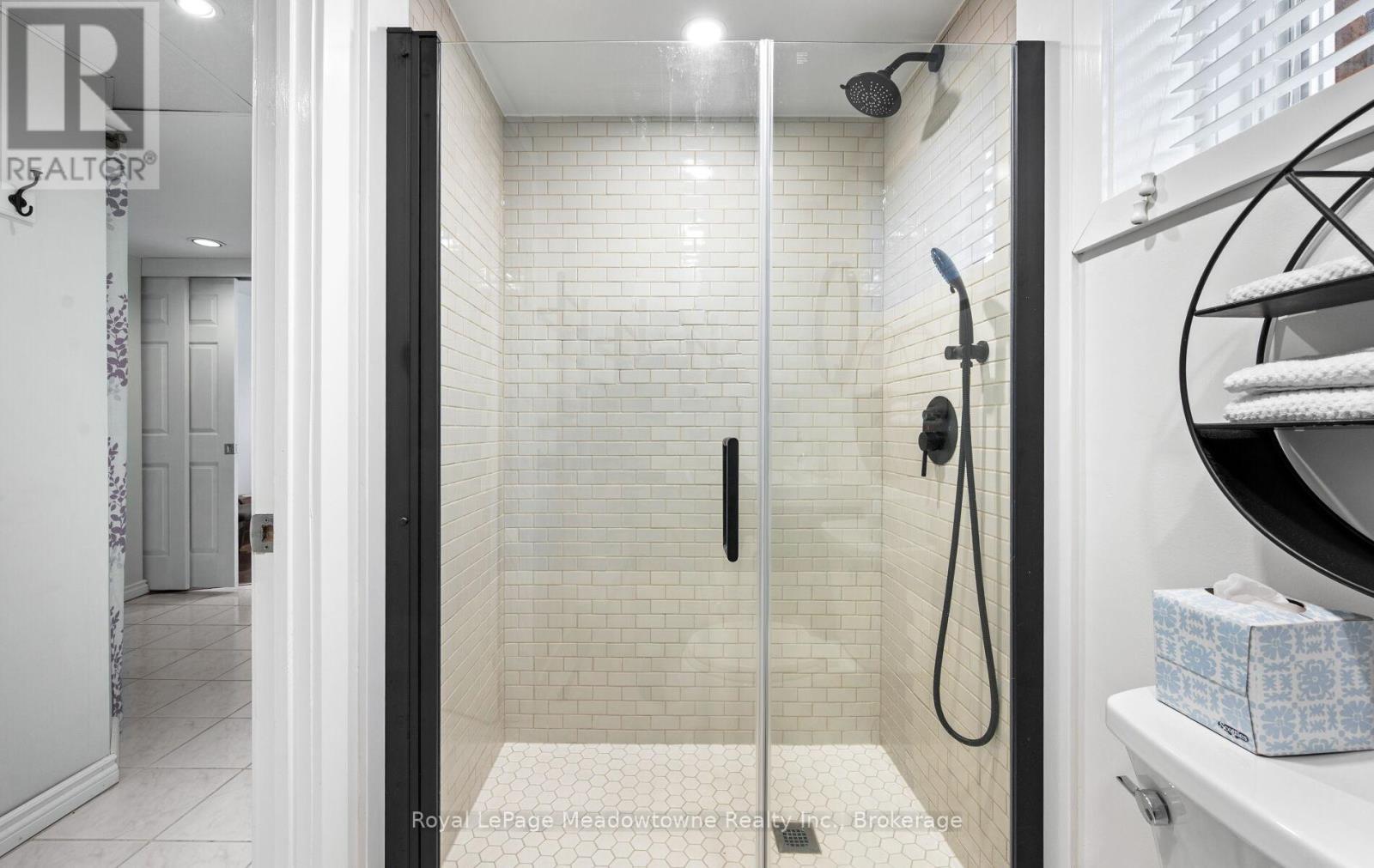 












3 HOUNDTRAIL DRIVE

,
Hamilton (Waterdown),




Ontario
L8B0L8

