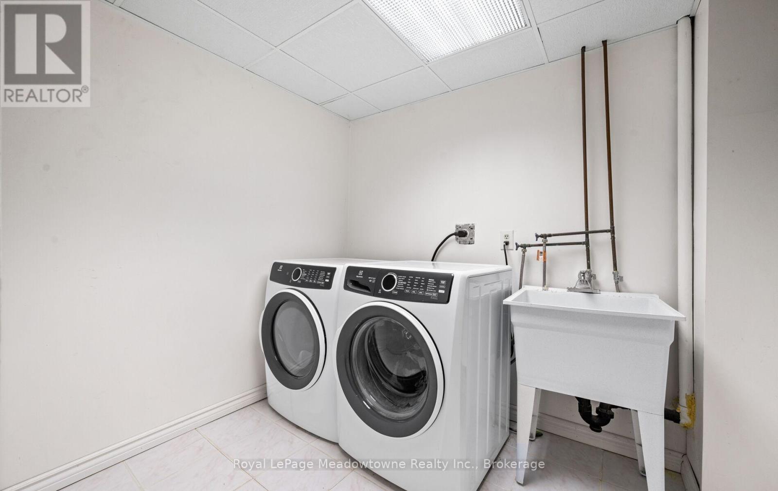 












3 HOUNDTRAIL DRIVE

,
Hamilton (Waterdown),




Ontario
L8B0L8

