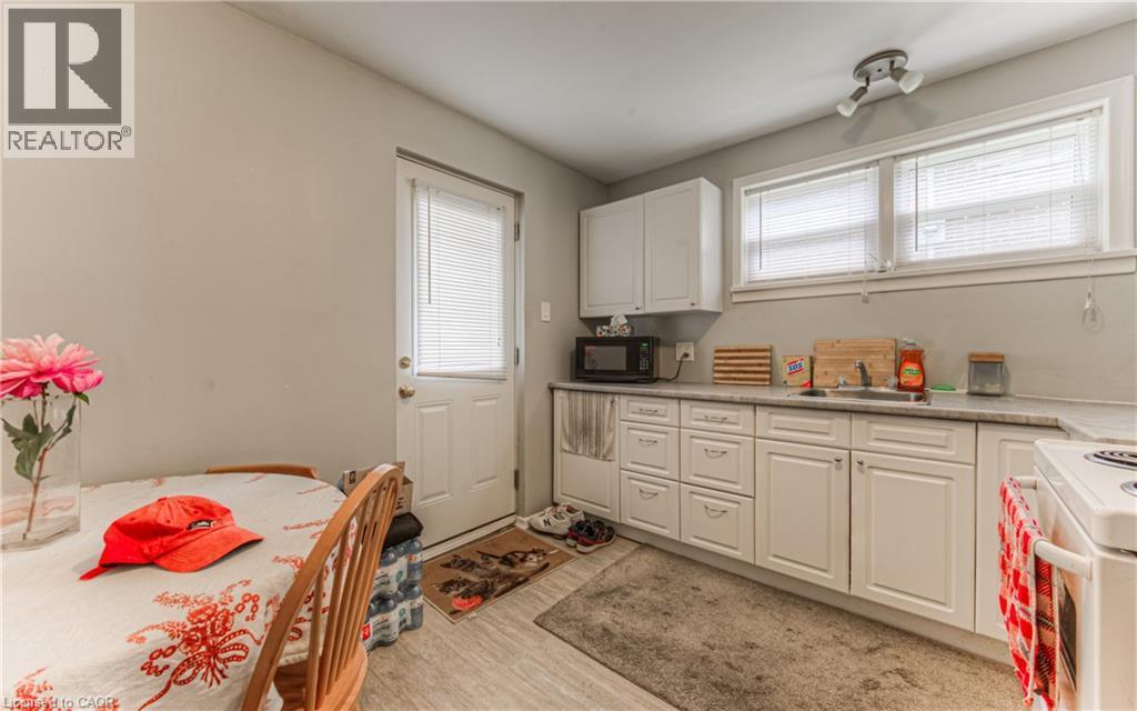 












218 MARGARET Avenue

,
Kitchener,




Ontario
N2H4J2

