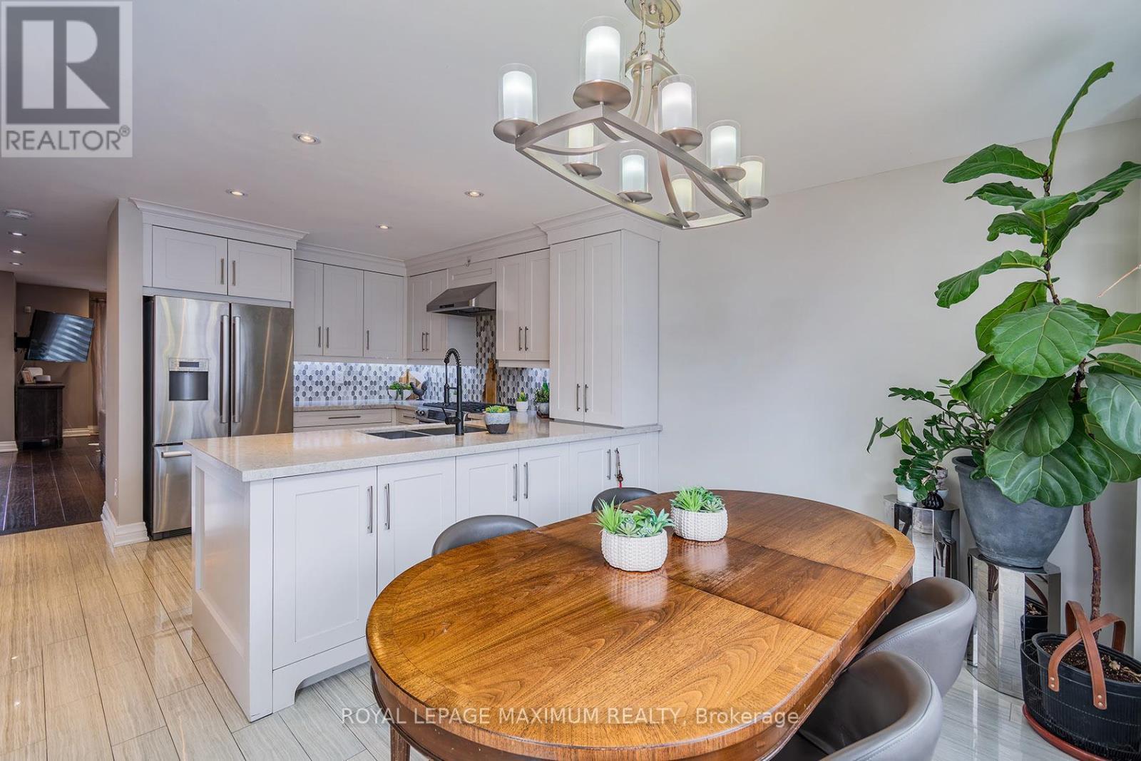 












33 LA NEVE AVENUE

,
Vaughan,




Ontario
L4H1M4

