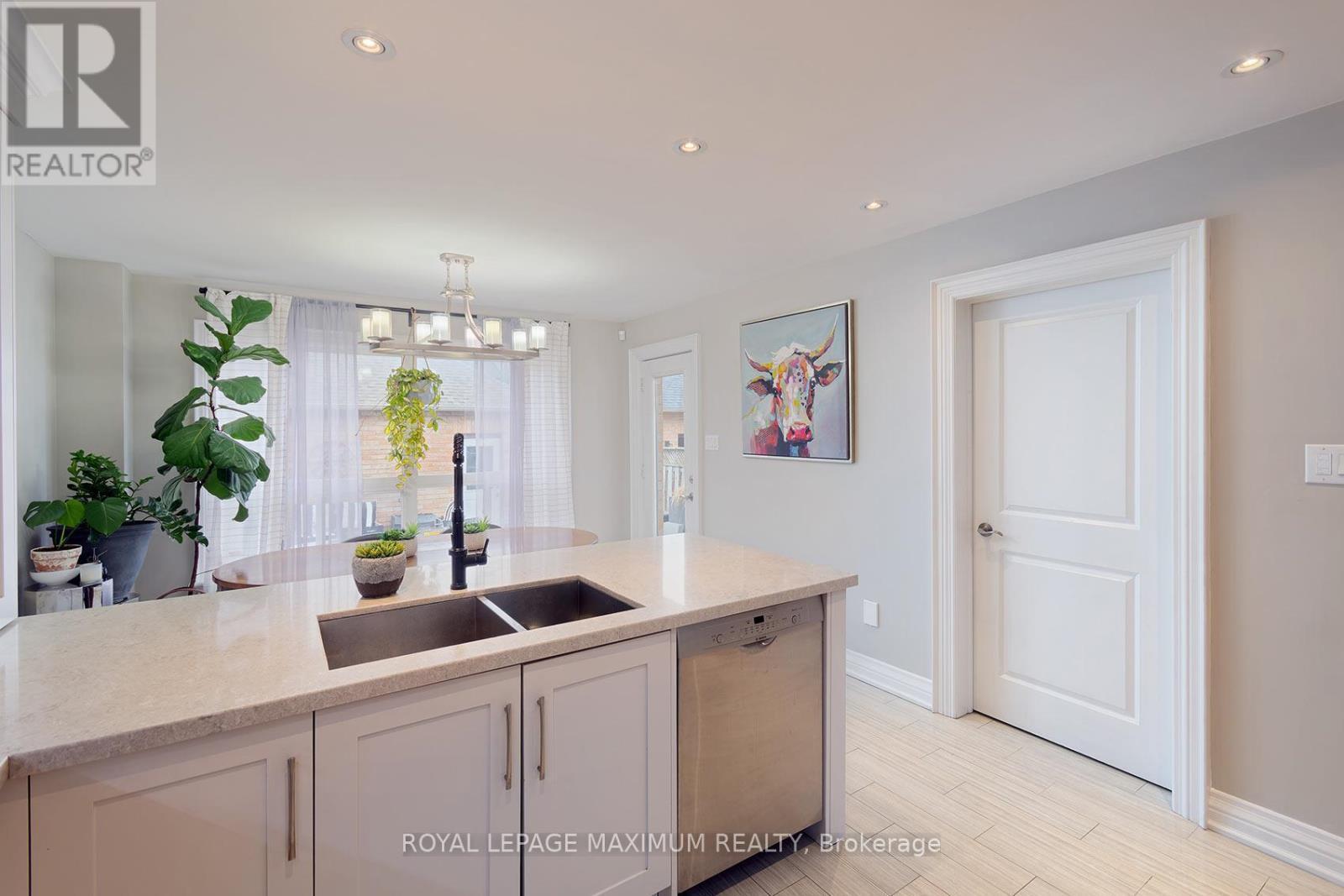 












33 LA NEVE AVENUE

,
Vaughan,




Ontario
L4H1M4

