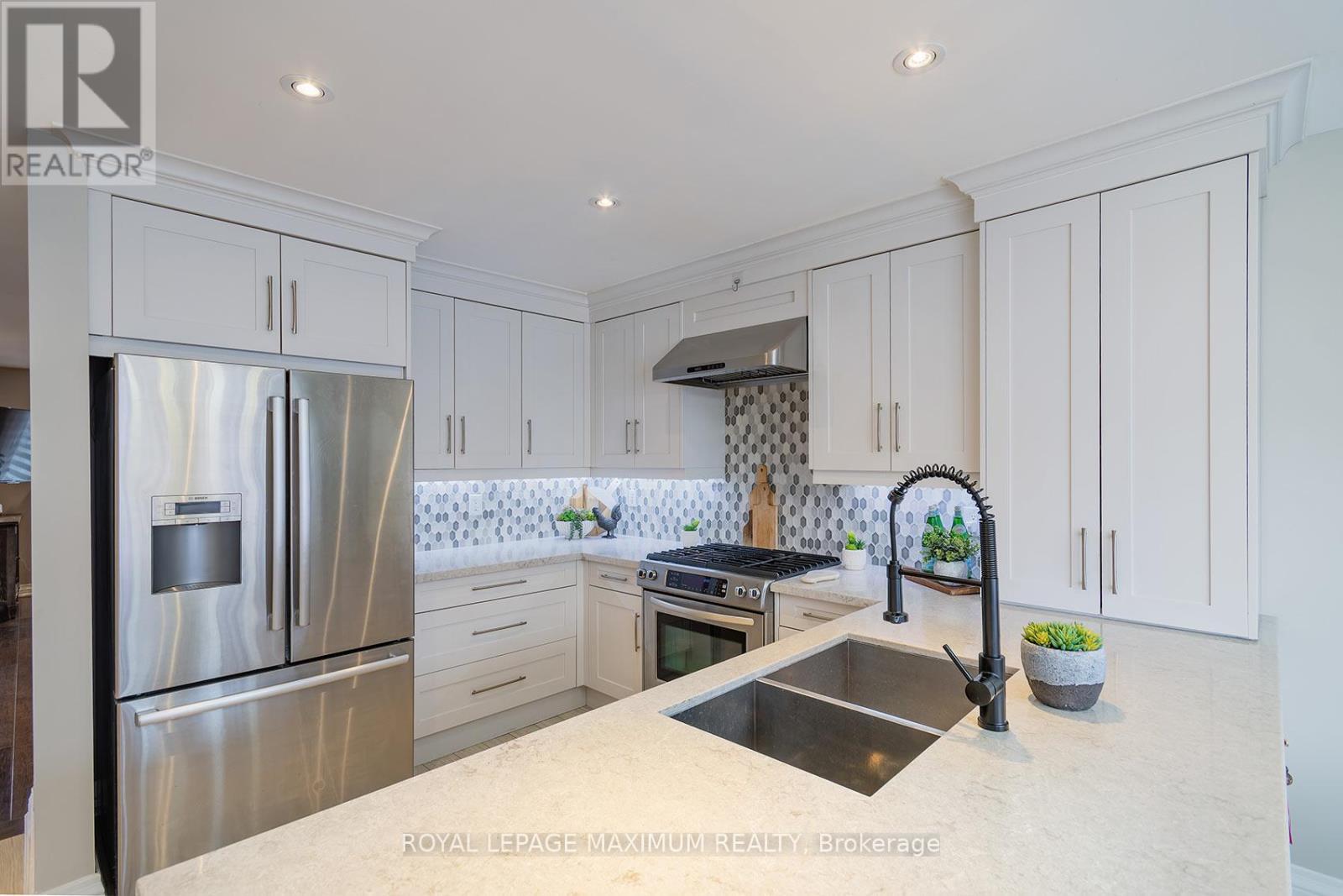 












33 LA NEVE AVENUE

,
Vaughan,




Ontario
L4H1M4

