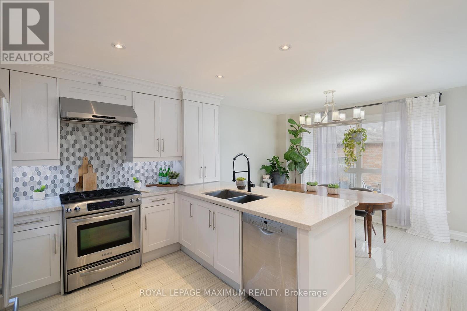 












33 LA NEVE AVENUE

,
Vaughan,




Ontario
L4H1M4

