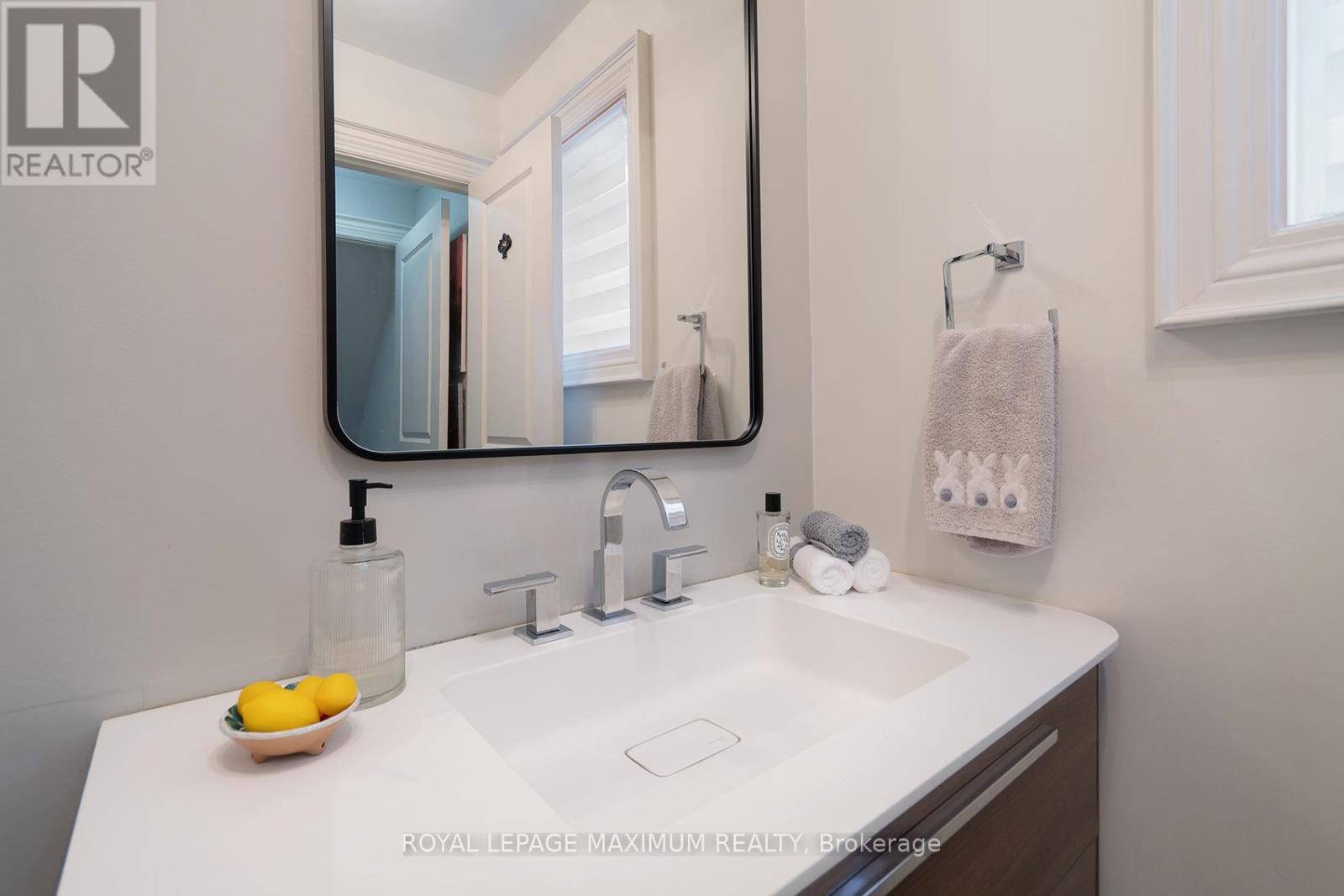 












33 LA NEVE AVENUE

,
Vaughan,




Ontario
L4H1M4

