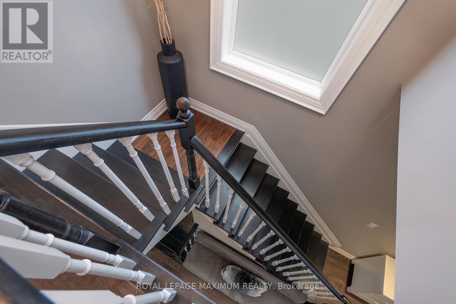 












33 LA NEVE AVENUE

,
Vaughan,




Ontario
L4H1M4


