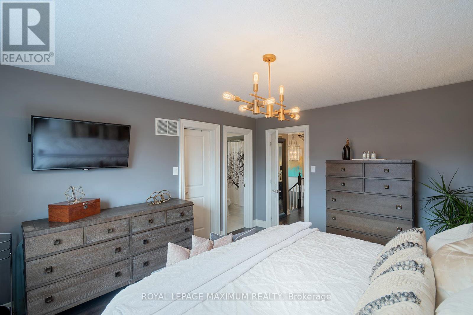 












33 LA NEVE AVENUE

,
Vaughan,




Ontario
L4H1M4

