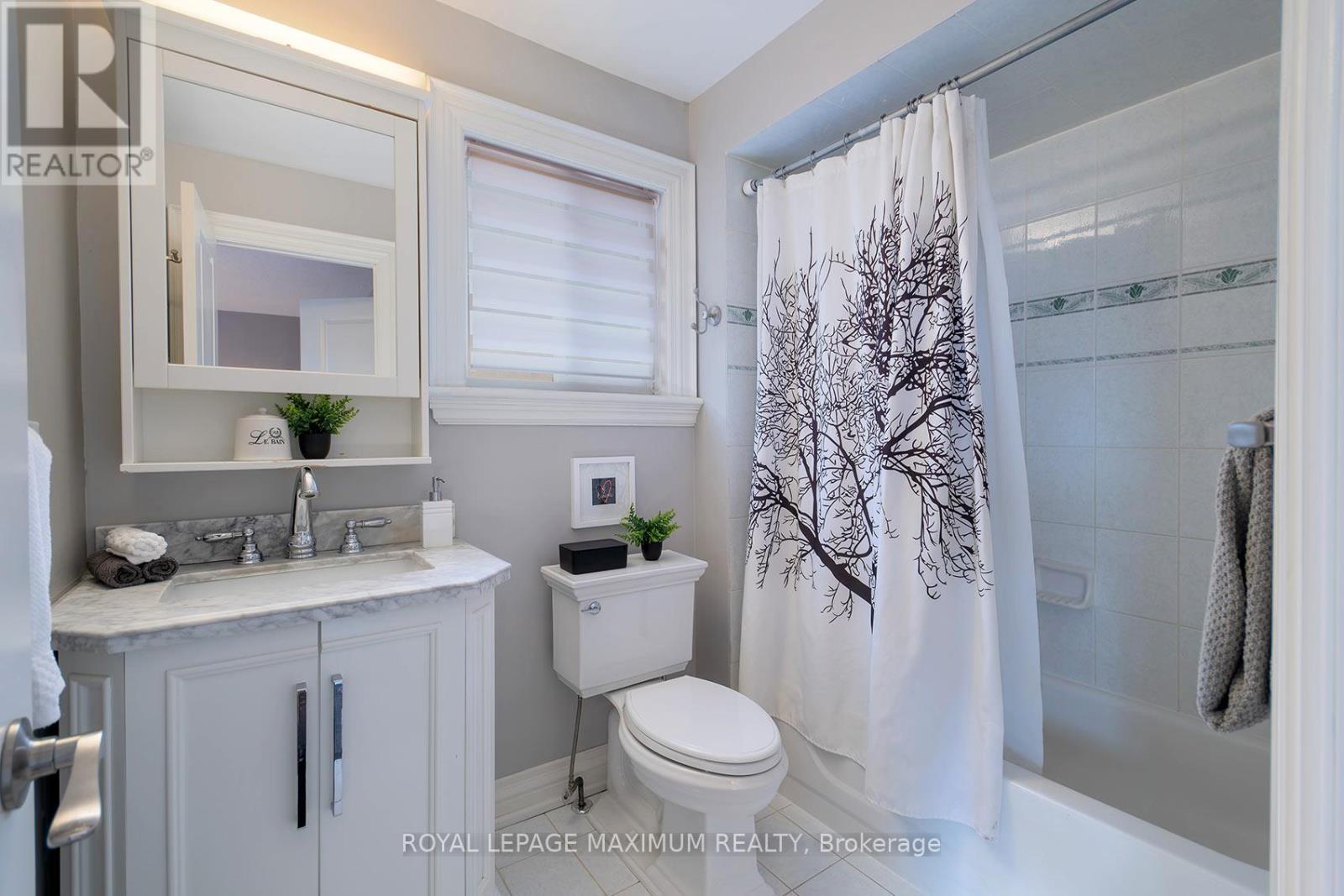 












33 LA NEVE AVENUE

,
Vaughan,




Ontario
L4H1M4

