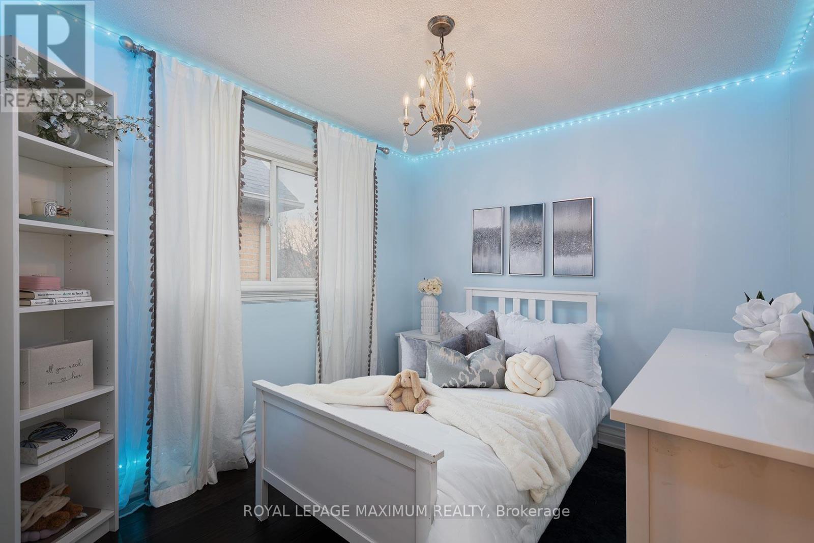 












33 LA NEVE AVENUE

,
Vaughan,




Ontario
L4H1M4

