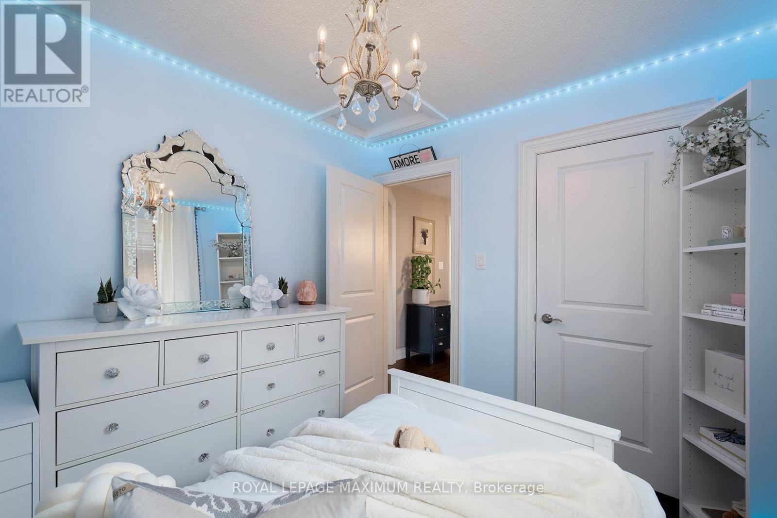 












33 LA NEVE AVENUE

,
Vaughan,




Ontario
L4H1M4

