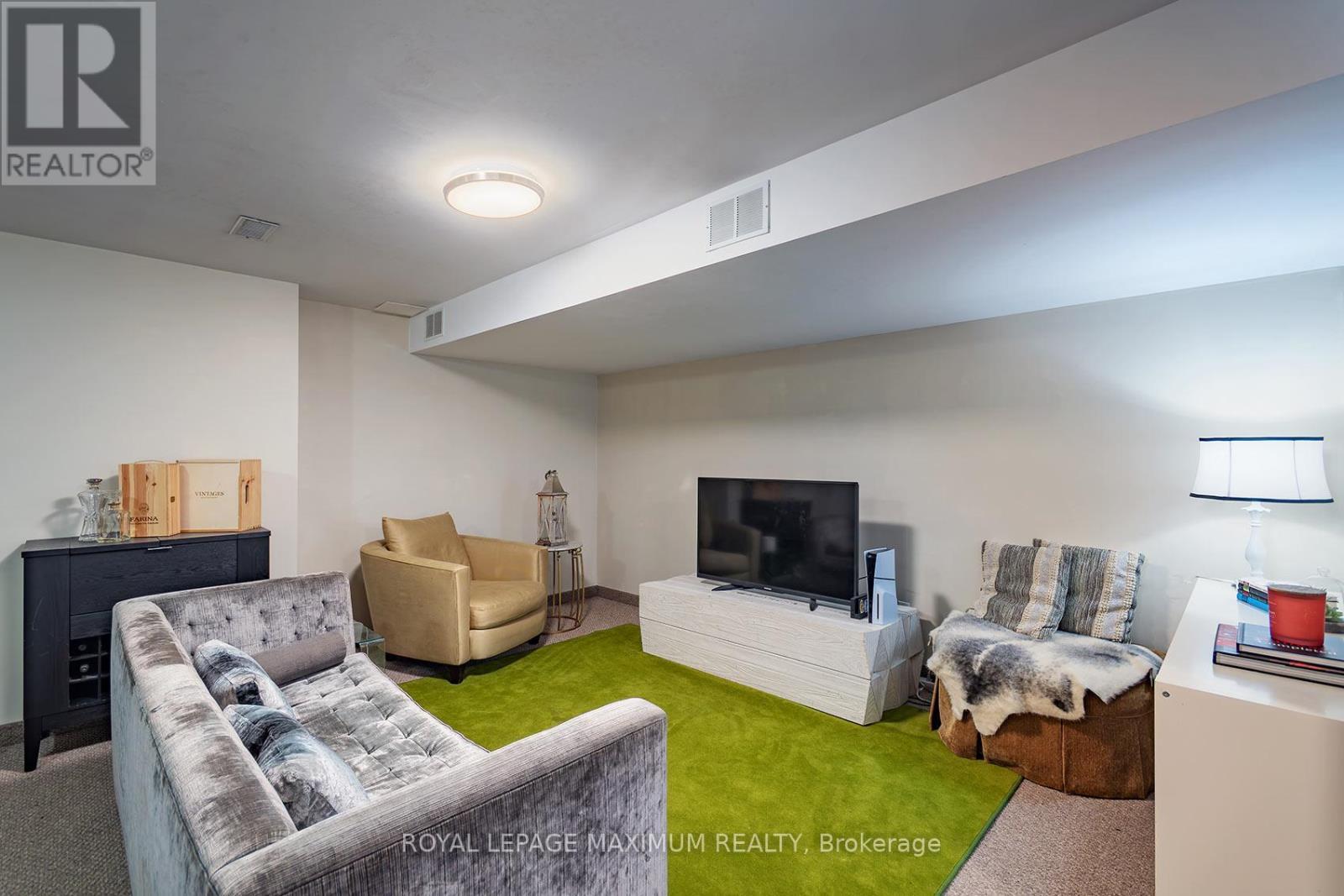 












33 LA NEVE AVENUE

,
Vaughan,




Ontario
L4H1M4

