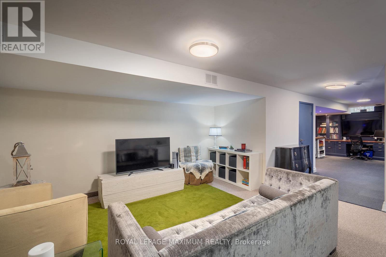 












33 LA NEVE AVENUE

,
Vaughan,




Ontario
L4H1M4

