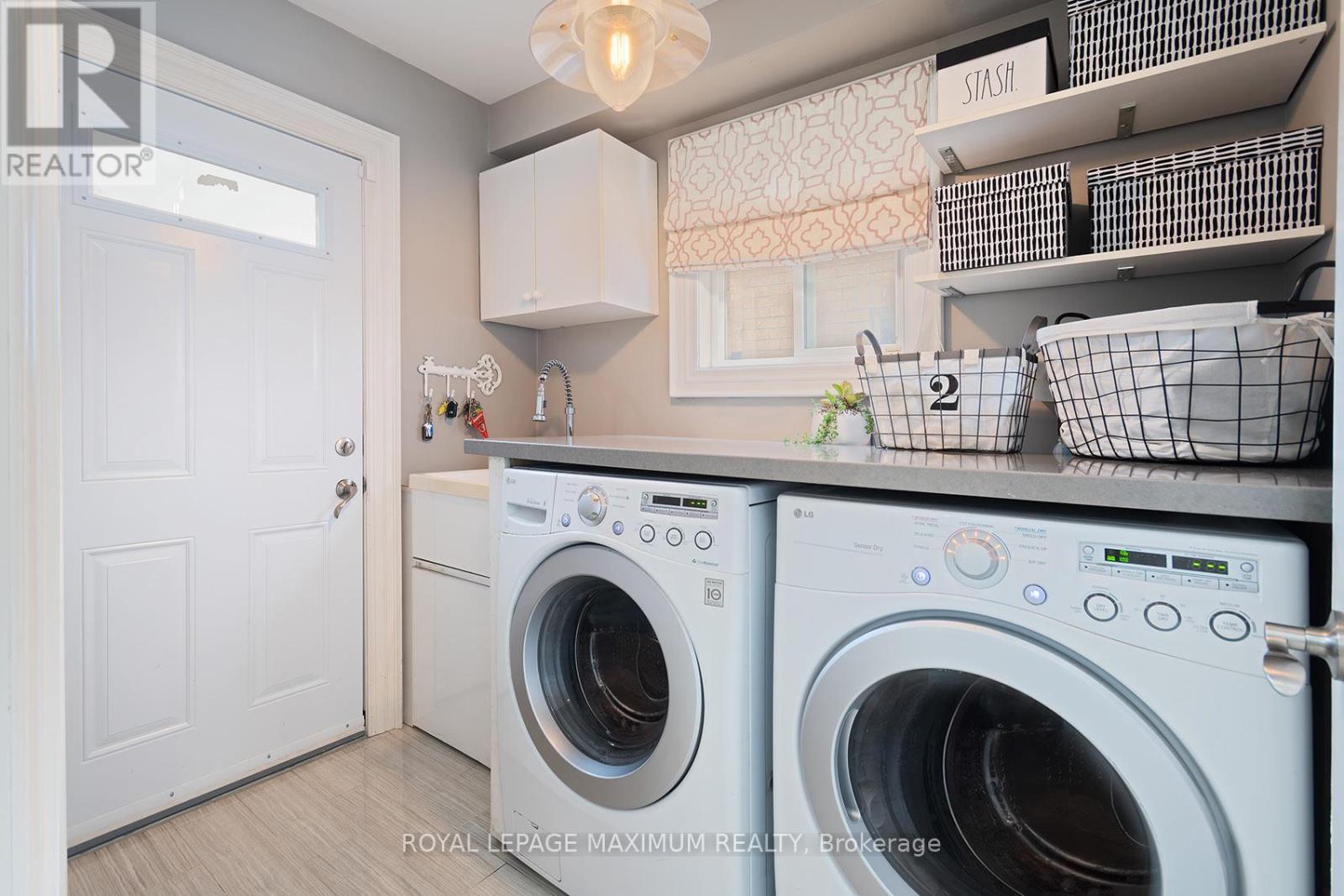 












33 LA NEVE AVENUE

,
Vaughan,




Ontario
L4H1M4

