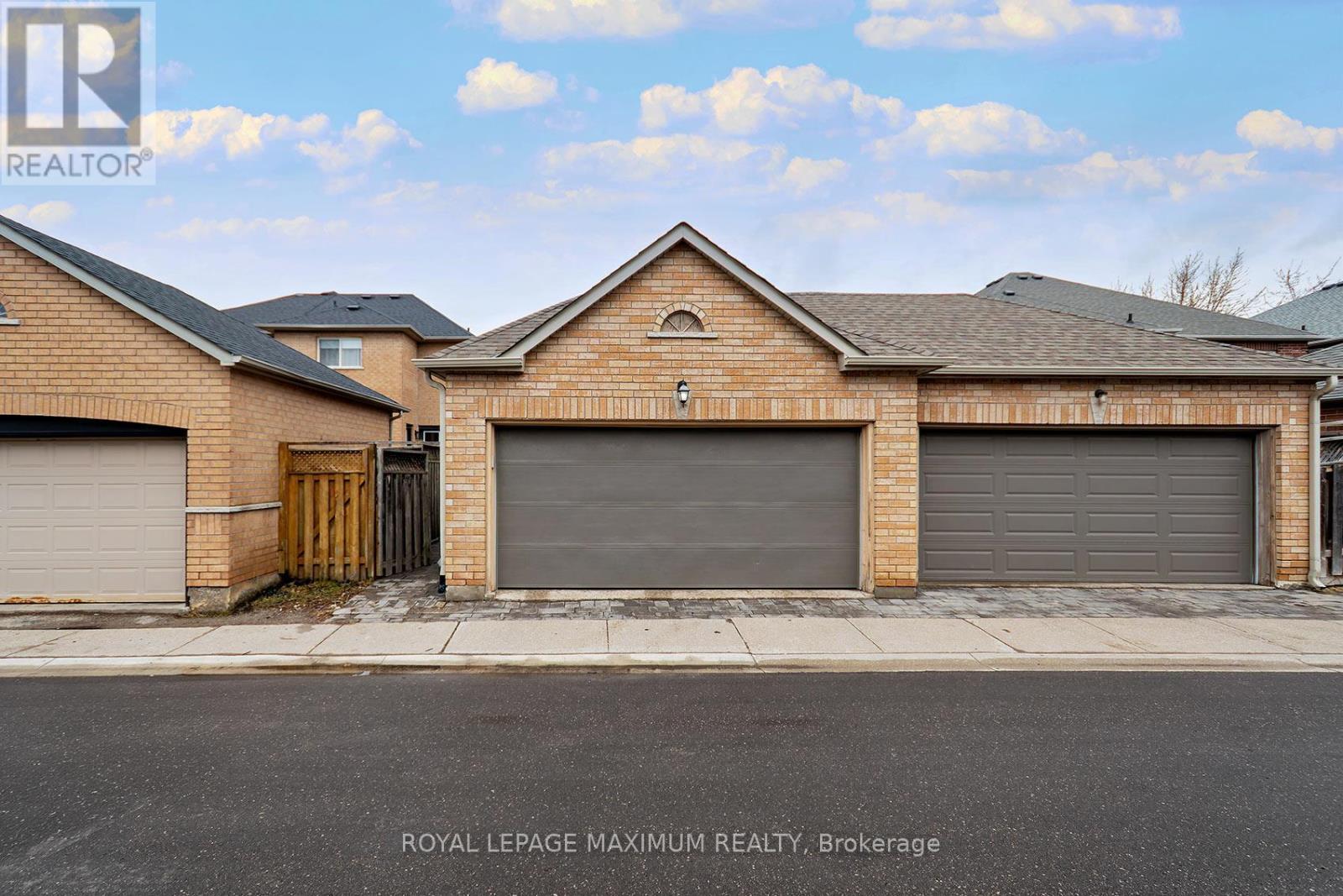 












33 LA NEVE AVENUE

,
Vaughan,




Ontario
L4H1M4

