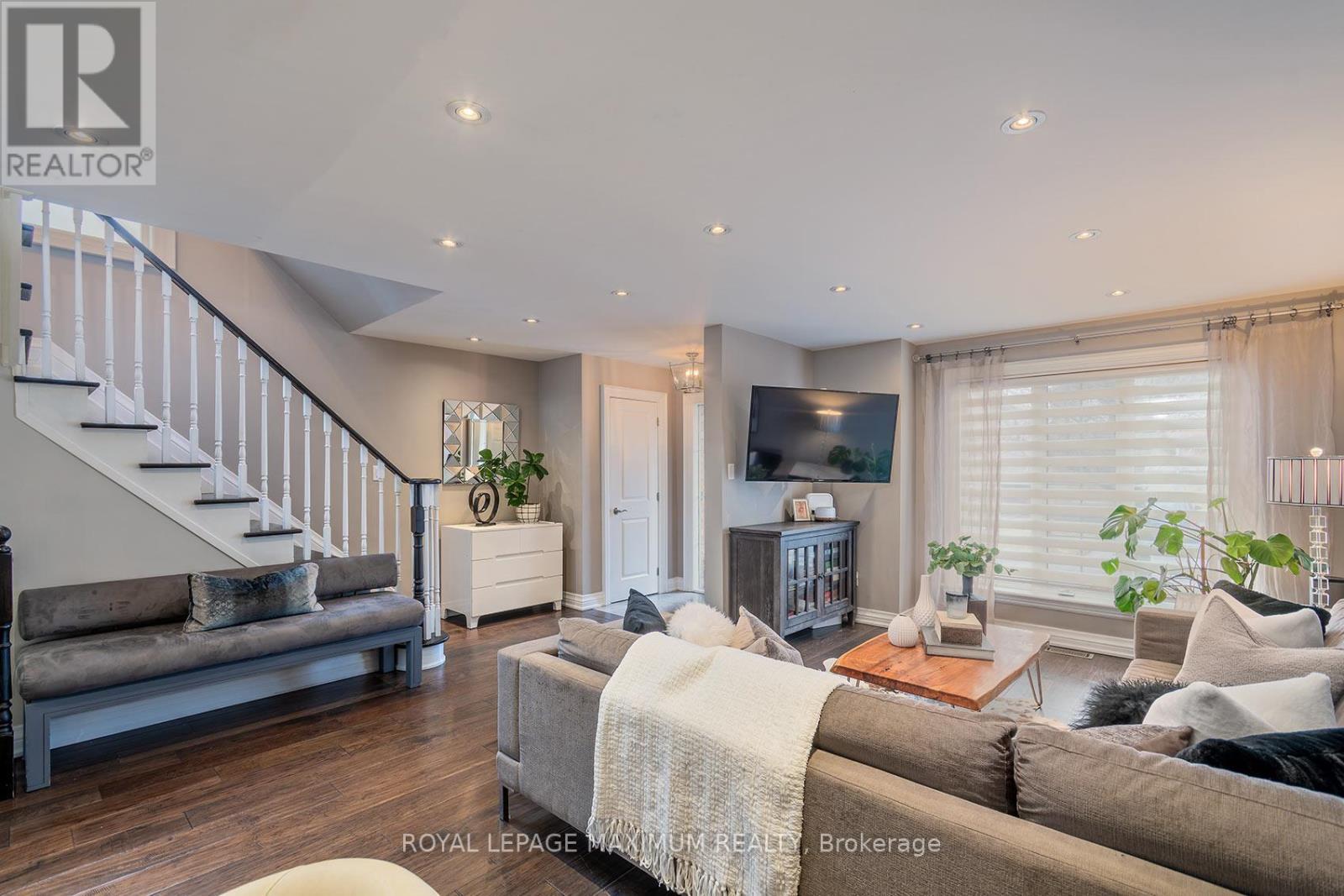 












33 LA NEVE AVENUE

,
Vaughan,




Ontario
L4H1M4

