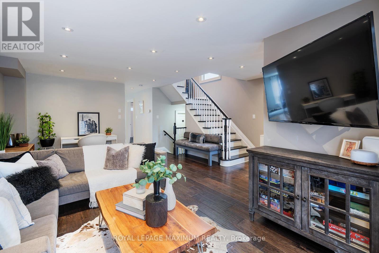 












33 LA NEVE AVENUE

,
Vaughan,




Ontario
L4H1M4

